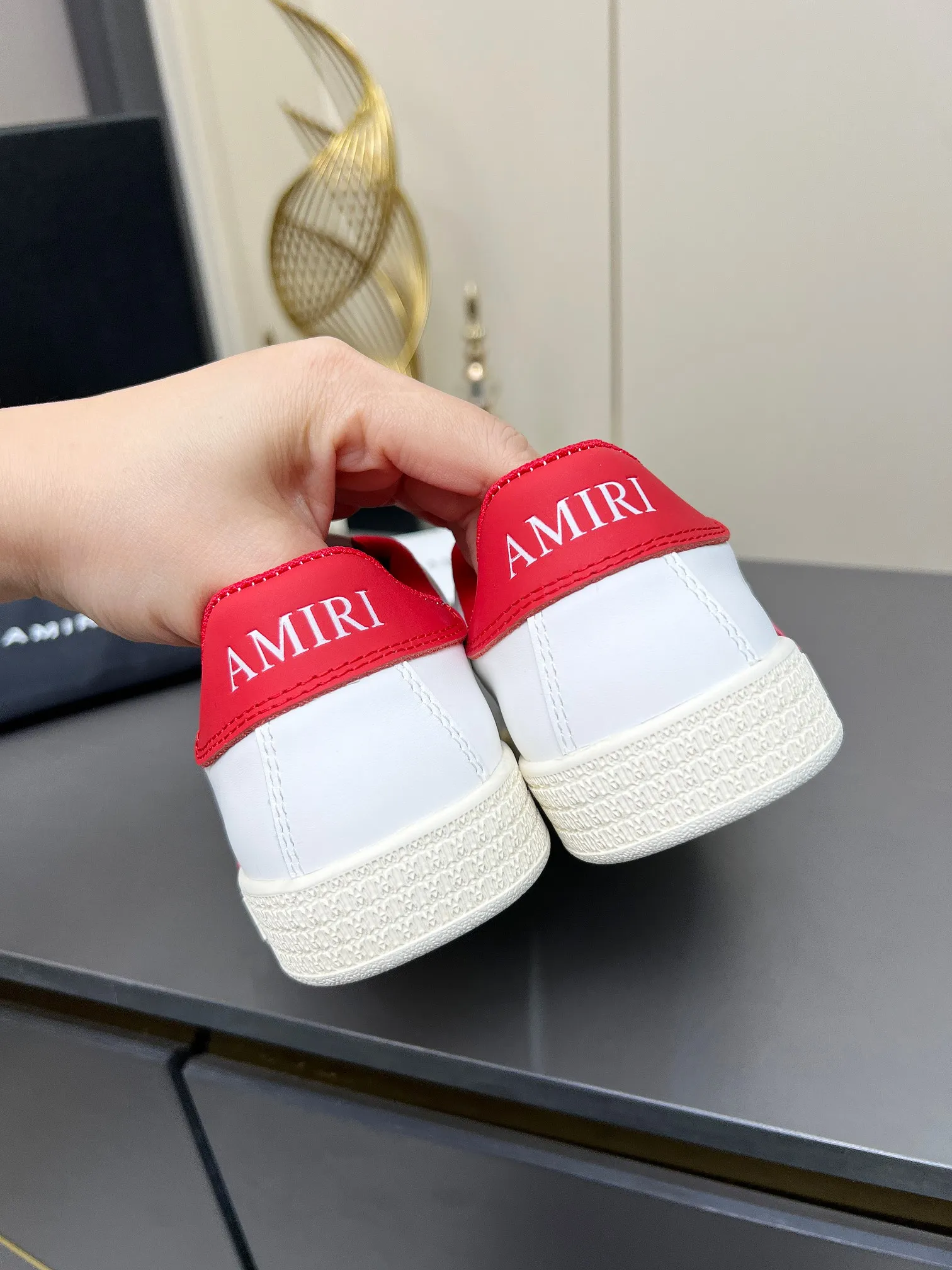 Men's Men's Shoes 💰580 Bone Shoes · AMIRI Skel-Top AMIRI 🔥 launches a new "ThePacific" series of low-top casual sports moral training shoes in the early spring of 2025. This iconic shoe covers men's and women's shoes, drawing inspiration from the brand's classic sports style and elegantly integrating West Coast style. "The Pacific" contrasting five-pointed star series is rooted in Amiri's unique California genes, showing the freedom and leisure atmosphere of the West Coast. This series launches two styles that incorporate the brand's iconic elements: the leather version is made of pure white leather with a same-color sole, and is embellished with star patterns on the side of the shoe, just like the bright starry sky of California. The black and ocean blue colors are shared by men and women, and there is also a red star model exclusive for men and a light pink star model exclusive for women. The suede model is decorated with the brand's classic bone pattern on the side of the shoe. The rubber sole and suede fabric complement each other. The color scheme covers black, chocolate and sand, and is suitable for both men and women. Made of imported cowhide and decorated with bone pieces on the sides of the upper, it is novel and unique and has a good three-dimensional effect! High-density breathable mesh lining + original molded TPU outsole 🙏 Recommended by celebrities, bloggers and internet celebrities, 🚵🏻 an indispensable item for shopping, partying and traveling. One of the most unmissable sneakers in 2025 ✦Color: 10 colors available ✦Size: Women’s size 35--40, ✦Size: Men’s size 39--45,